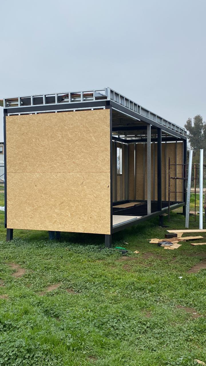 Módulo en construcción sobre estructura metálica