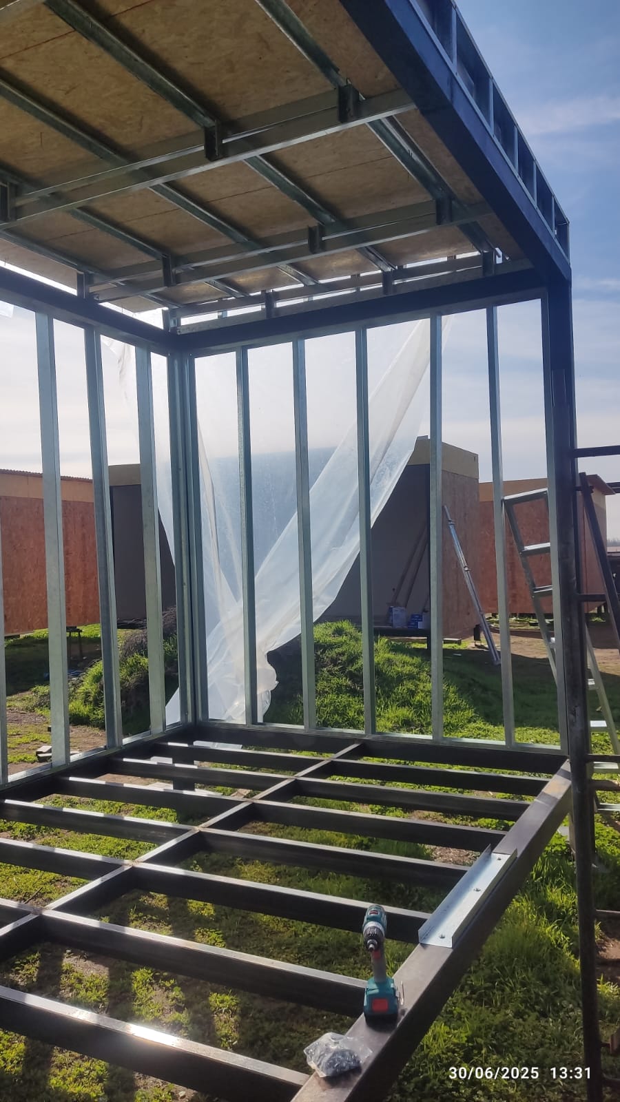 Estructura metálica y techo de madera en proceso de construcción