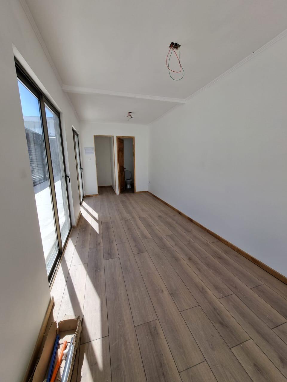 Interior elegante con piso de madera y luz natural